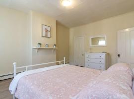 Cozy 3-Bdrm for the family, in Uptown Saint John Parking Coffee, hótel í Saint John