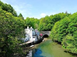 Waterside - Luxury Menai Bridge Holiday Home - 4 Bed 4 Bath, Hotel in Menai Bridge