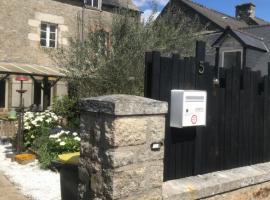 Charmante maisonnette proximité cité médiévale et bords de Rance: Dinan şehrinde bir otel