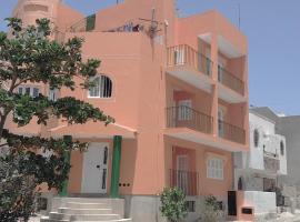 Laginha Beach Guest House، فندق في منديلو