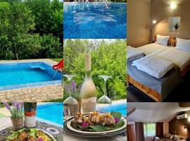 Orehite-Family Hotel ,Food & Pool, hotel sa bazenima u gradu Bozhichen