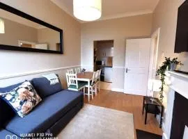 CENTRAL LOCATION 2 BED APT Fast WIFI & TV&KITCHEN