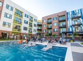 2BR Balcony Suite Gym & Pool Downtown at CityWay