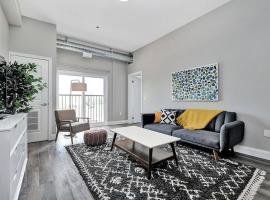 High-end condo downtown Kingston near RMC Queens, hotel en Kingston