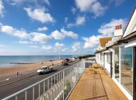 Stunning Beachfront Apt w Balcony & Sea Views