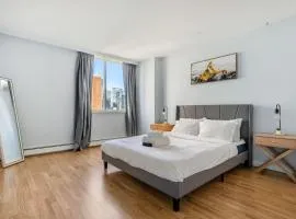 Prime Location Near Jasper Ave with Downtown Views, Netflix, Gym, Sauna, Sleeps 4