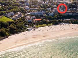 ABOVE PORTHMINSTER BEACH - "St James Rest" is a REFURBISHED & SUPER STYLISH PRIVATE APARTMENT - King Bedroom with Ensuite, Family Bathroom, Double Bunk Cabin & Sofabed LoungeKitchenDiner - 2 mins walk Main Car Park & Station – hotel w St Ives