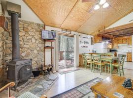 31 Mi to Skiing Creekside Cabin with Fireplace!、Whittierのホテル