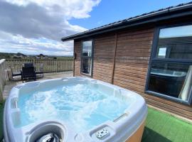 Benarty 11 with Private Hot Tub - Fife - Loch Leven - Lomond Hills - Pet Friendly，Kelty的小屋