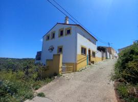 Hostel on the Hill, hotel din Raposeira