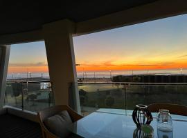 luxury Plazza Sea view, hotel in Costa de Caparica