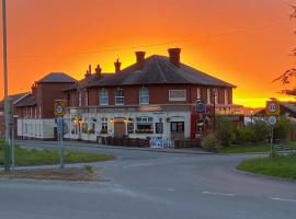 Stonehenge Inn & Shepherd's Huts, loc de glamping din Durrington