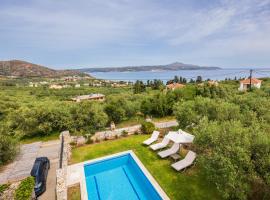 Sea view villa Manolis with private pool near the beach, hotell i Kalivai