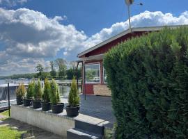 Bungalow direkt am See - Toilette und Dusche in separatem Gebäude, rumah percutian di Berlin