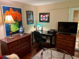 Charming 1-bedroom Basement Close to DC Pets Allowed, khách sạn ở Arlington