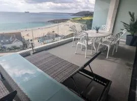 Luxury 3-bed apartment, with direct beach access & sea views !