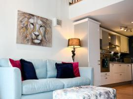 Jungle Escape, City Apartment with Parking & Terrace: Chester'da bir kendin pişir kendin ye tesisi