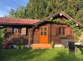 Gemütliche Blockhütte mit großem Garten, Hotel in Ried im Innkreis