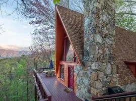 Gatlinburg Cabin With Breathtaking Views, Hot Tub, Sauna, 10 min to downtown and National Park