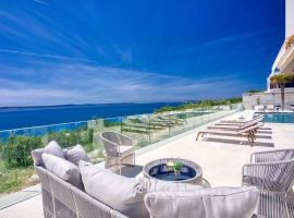 Villa Magic View Split with pool, hotel u Podstrani