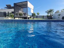 MEERBLICK DUPLEX POOL-VILLA REGIRMA DELUXE bis 7 Personen, хотел в Водице