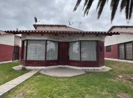 Hermosa casa a pasos de la playa, hotell i La Serena