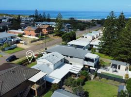 Suzie Q - Spacious 4BR home - 150m to beach - Pet Friendly, hotel a Anna Bay