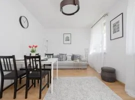 Apartament na Parterze z Parkingiem i Biurkiem do Pracy Zdalnej w Piasecznie by Noclegi Renters