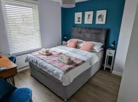 Cosy guest room in a family home with FREE parking