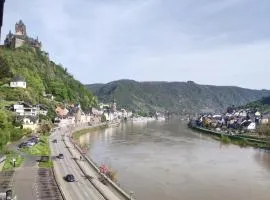 Panorama Oase Ferienwohnung mit Blick auf Mosel und Reichsburg