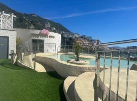 Luxury Apartment with Swimming pools, Spa and stunning views, hotel i Gibraltar