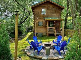 *NEW* Cozy Creekside Cabin, hotelli kohteessa Waynesville