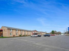 Americas Best Value Inn Foxboro، فندق في فوكسبوروه