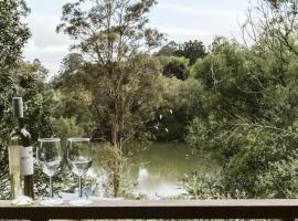 Private 2 Bedroom Cottage with Lakeview, hotel din Maleny