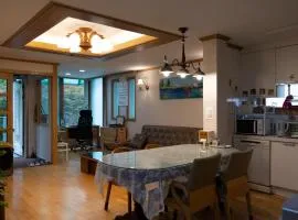 Comfortable home 10 min from Hongik University, 5min from Gajwa station with baby products