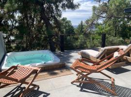 Majestic Residence with views of the lake and woods!: Valle de Bravo'da bir kulübe