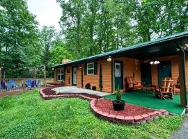 Beautiful Cabin 3 bedrooms & 2 full bathrooms sleep up to 8 people