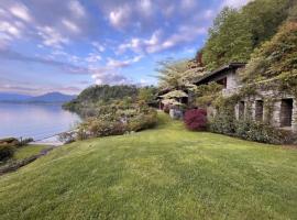 Classic, elegant private villa opposite lake, hótel í Ispra