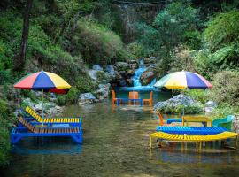 무수리에 위치한 호텔 The Hosteller Mussoorie By the Streamside, Kempty