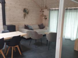 Chalet 7 - volledig gerenoveerd, hotel em Rendeux