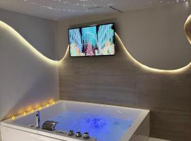 SPA PRIVATIF - LOVE ROOM LUXE - PROCHE DISNEY, wellness hotel v destinaci Marles-en-Brie