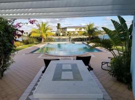 Beautiful 3 Bed 3 & a half Bath Home with Pool & Dock Slip, hôtel à Freeport