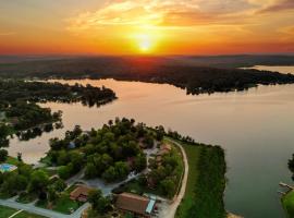 Crown Lake Resort & Spa, hotel dengan kolam renang di Horseshoe Bend