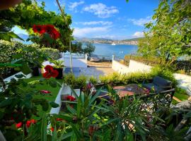 Beach Holiday home with private jacuzzi & parking, vil·la a Trogir