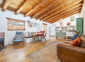 Heart of Santa Fe - Adorable Hideaway - King and Queen - Walk to Everything - Fireplace - AC