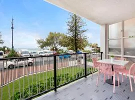 Oceanfront Driftwood Apartments in Surfers Paradise - Pet Friendly! - Privately Managed & Self Contained