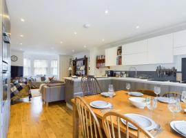 Queens Mews a contemporary beach side holiday home for 6, hotel in Ryde