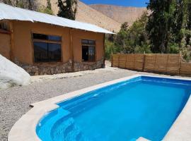 Casa Piedra piscina privada, hotel em Paihuano