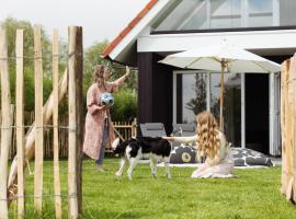 Vakantiehuis aan het water met omheinde tuin, hótel í Dokkum