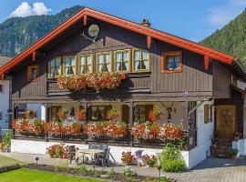 Ferienwohnungen Weiß, hotell i Mittenwald